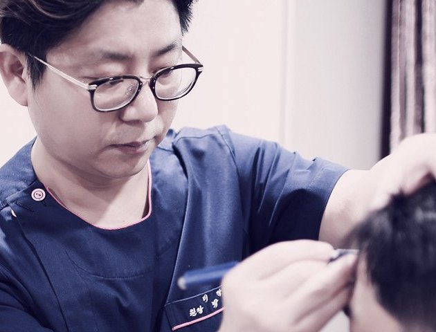 원장이 이식 부위를 직접 디자인하는 모습