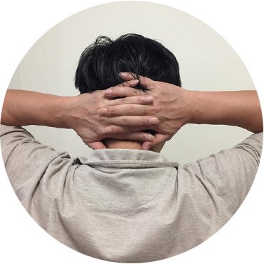 뒷모습의 남성이 두 손을 깍지 껴 뒷머리에 밀착시킨 모습