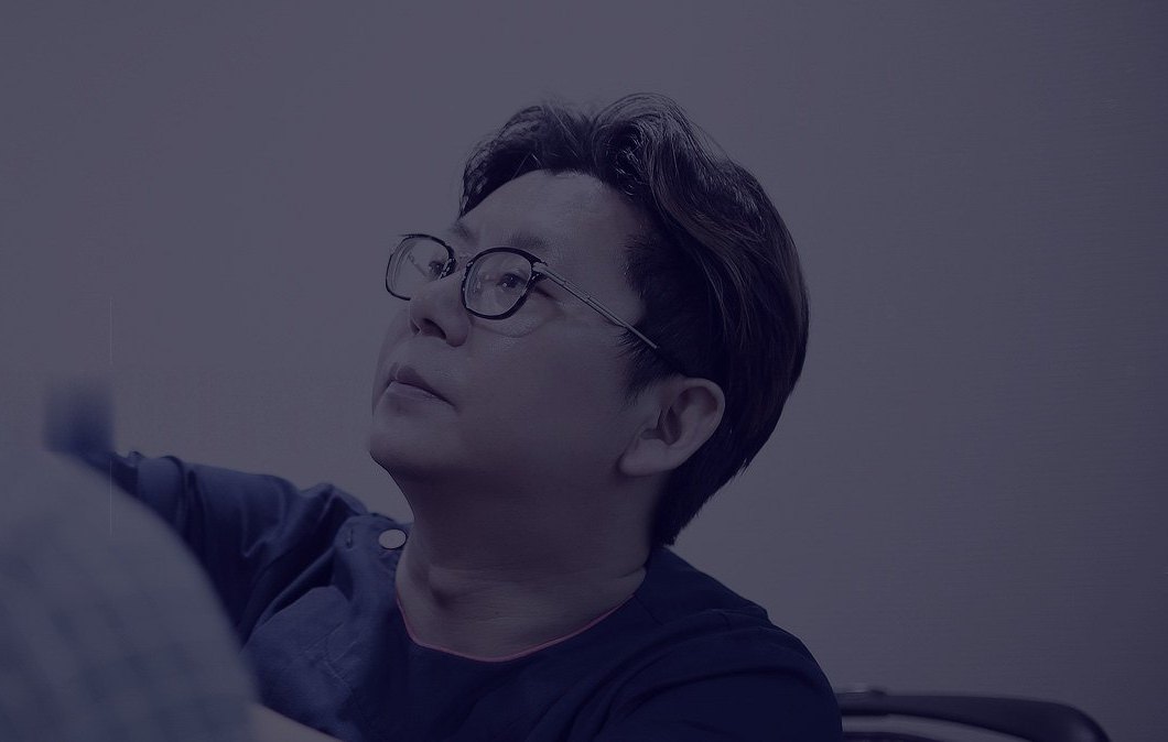 원장이 환자의 머리를 직접 살피는 장면
